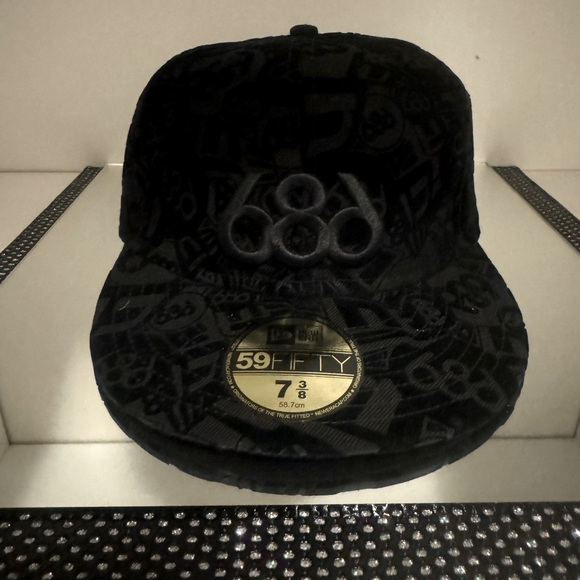BNWT New Era Icon 686 Flock Times New Era Limited Edition Black - Picture 1 of 7